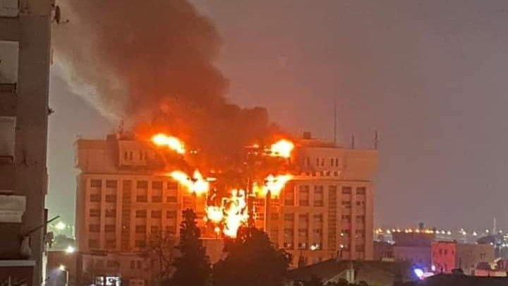 طوارئ بمستشفيات الإسماعيلية جراء حريق مديرية الأمن لاستقبال المصابين..  وإنهيار كامل لواجهة المبنى حتى الآن