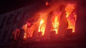 كارثة في القاهرة| حريق سنترال رمسيس يلتهم معظم المبنى والتكييفات تنفجر