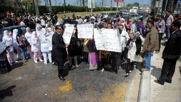 وقفة لطالبات مدرسة