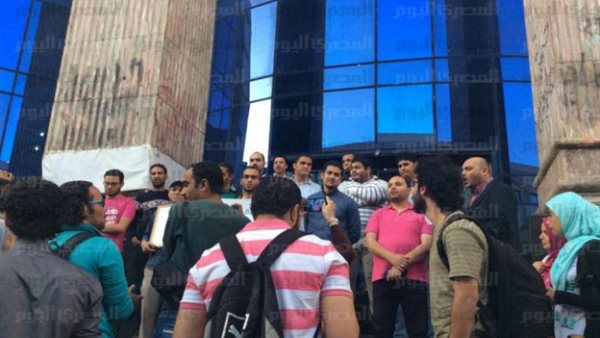 عشرات الصحفيين يتضامنون