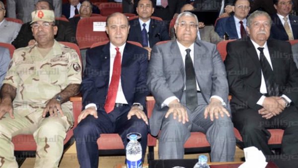 مميش يُهدي عدلي منصور