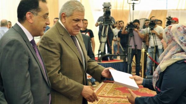 وزير الاتصالات يقدم