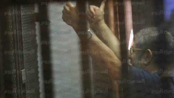 مرسي يظهر في قفص