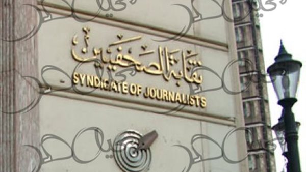 صحفي يتجرد من ملابسة