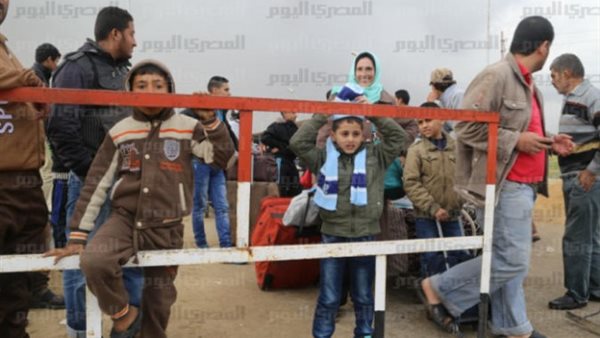 عبور 570 فردًا معبر