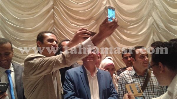 نقيب الصحفيين يلتقط