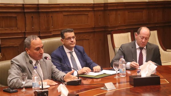 جانب مت اجتماع لجنة