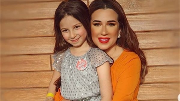 اسما شريف منير مع