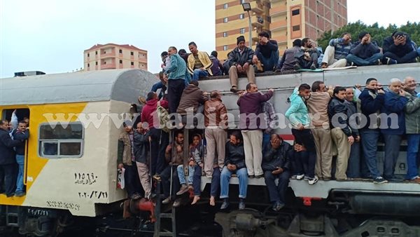 تكدس المواطنين بإحدى