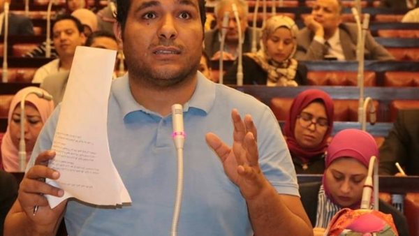 الكاتب الصحفى محمود