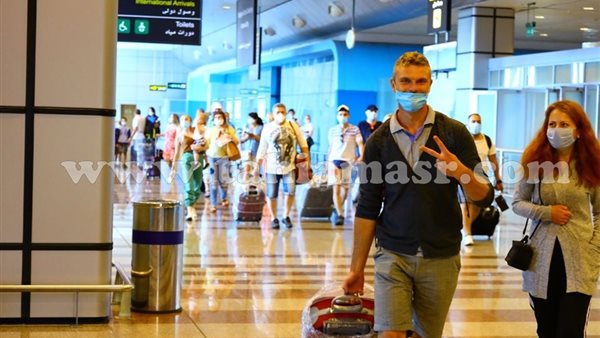 وصول السياح إلى مطار