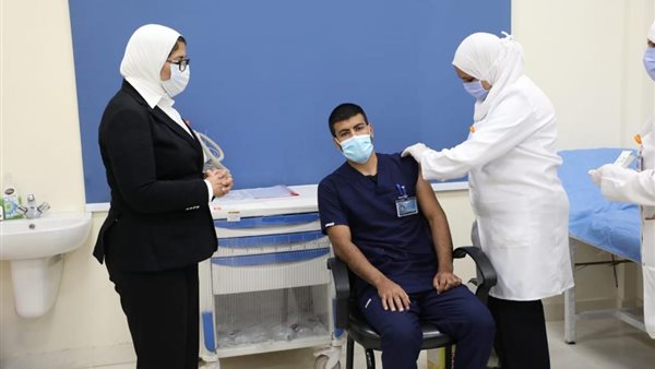 وزيرة الصحة أثناء