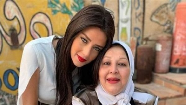 رضوى الشربيني ووالدتها-أرشيفية