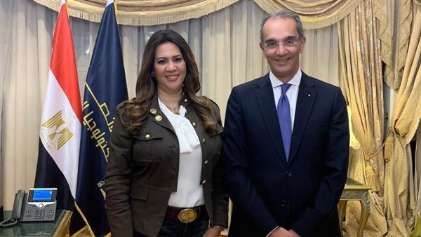 وزير الاتصالت والنائبة