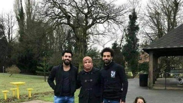 صلاح مع أمه ووالدته-ارشيفية