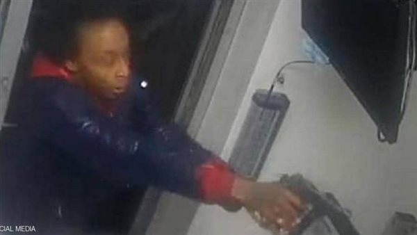 أمريكية تطلق النار