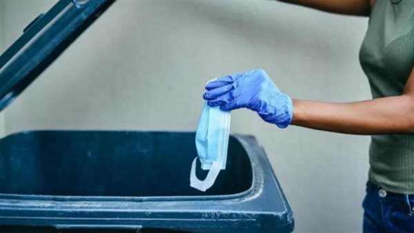 كمامة في سلة المهملات