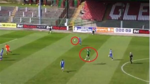 هدف من منتصف الملعب