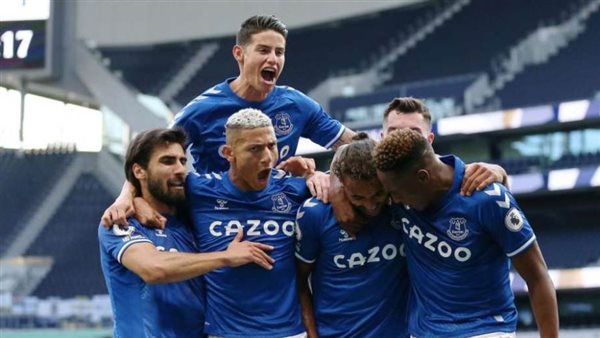 لاعبي إيفرتون يحتفلون