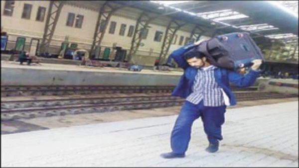 شخص يحمل شنطة في