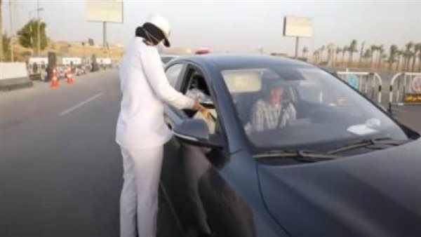 جانب من توزيع الإفطار