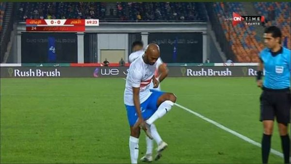 شيكابالا يرفع حذائه