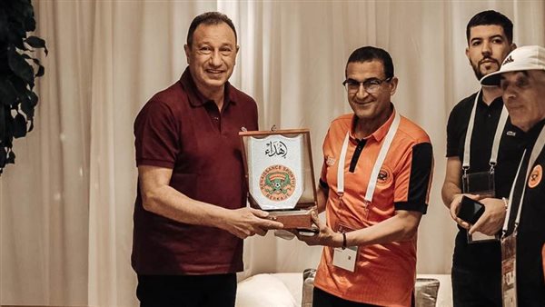 الخطيب يقدم هدية