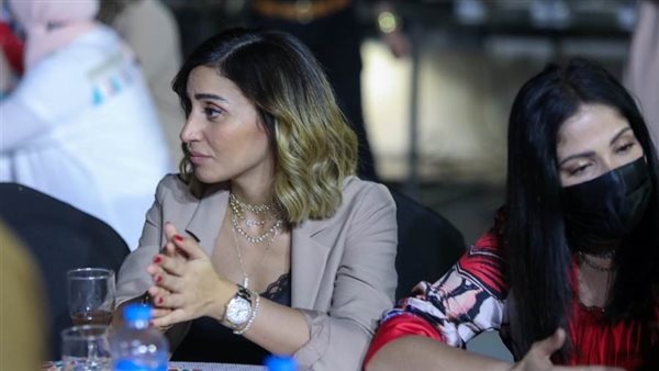 منى زكي ودينا الشربيني-