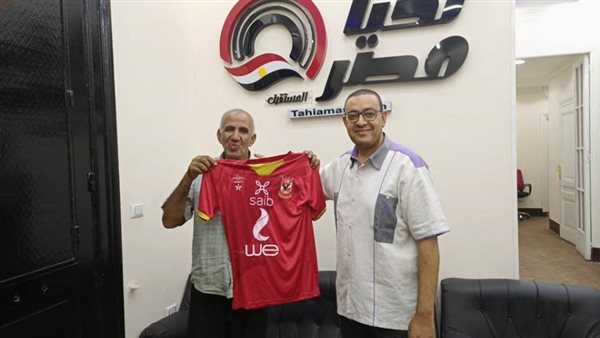 اللاعبي يتسلم هدية