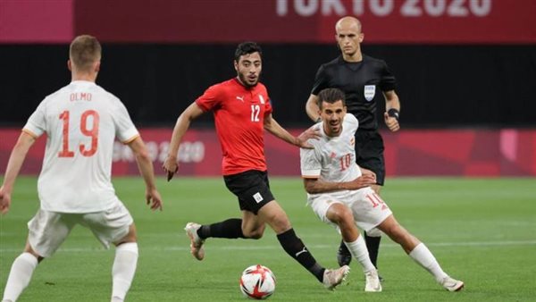 أكرم توفيق يرفع الآذان