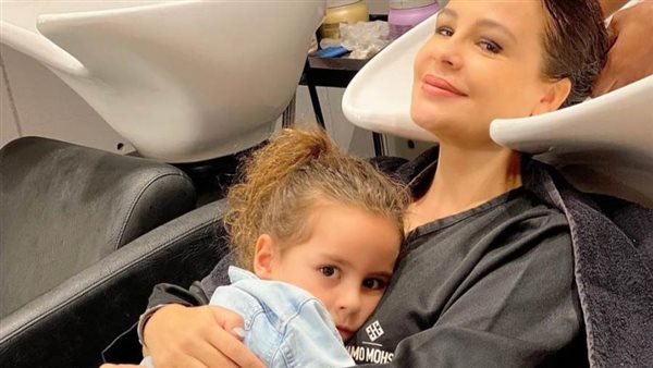 كارول سماحة وطفلتها