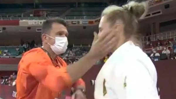 مدرب يصفع لاعبته