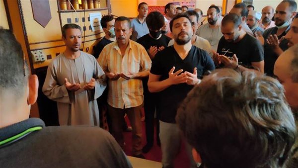 أحمد حسن يتلقى العزاء