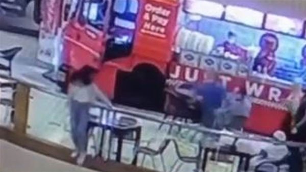 فتاة المول المنتحرة