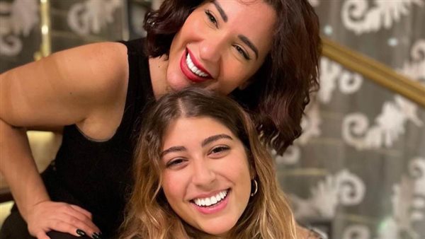 أسما شريف منير وشقيقتها