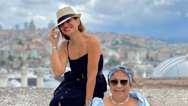 منة فضالي ووالدتها