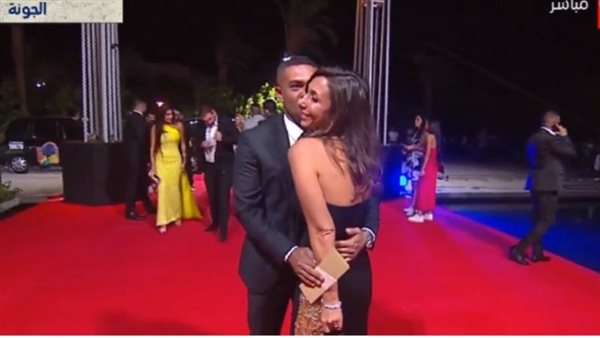 آسر ياسين وزوجته