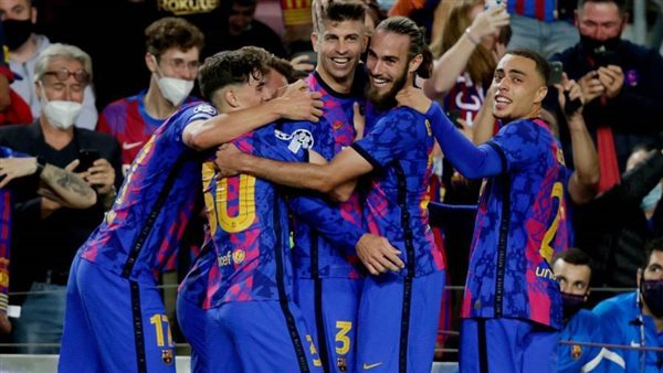 برشلونة يحتفل بهدفه