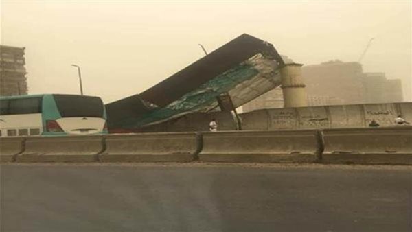 سقوط لوحة إعلانات