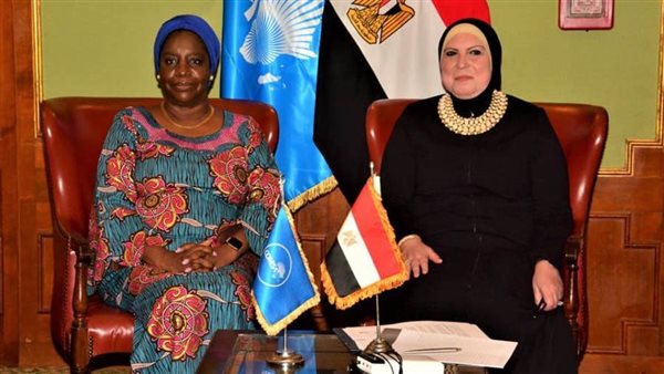 نيفين جامع وسكرتير