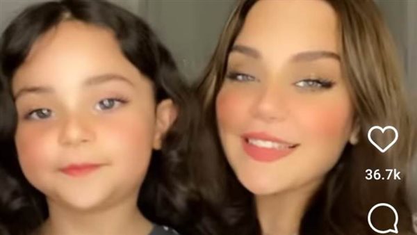 زينب فياض وابنتها