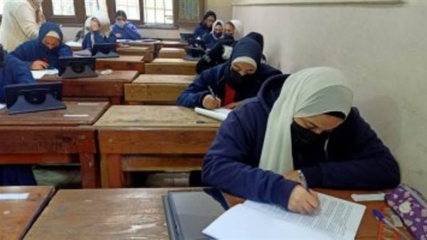 طلاب الصف الأول الثانوى