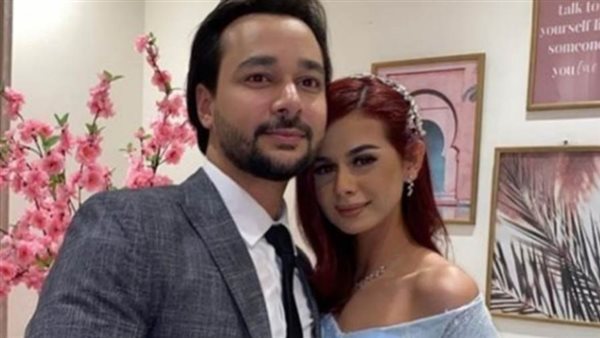 منة عرفة وزوجها _