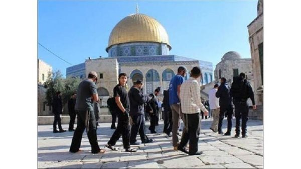 مستوطنون يقتحمون