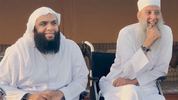 حاتم الحويني بجوار