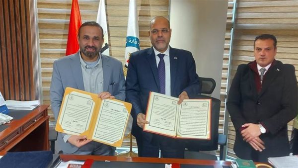 جانب من التوقيع