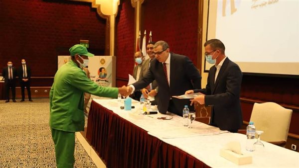 وزير القوي العاملة