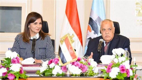 وزيرة الهجرة تبحث