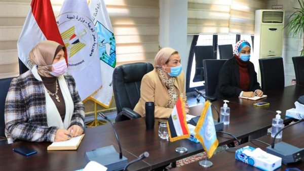 وزيرة البيئة تناقش