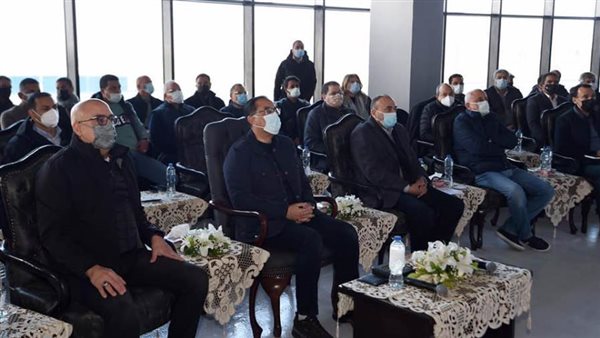 رئيس الوزراء يستعرض